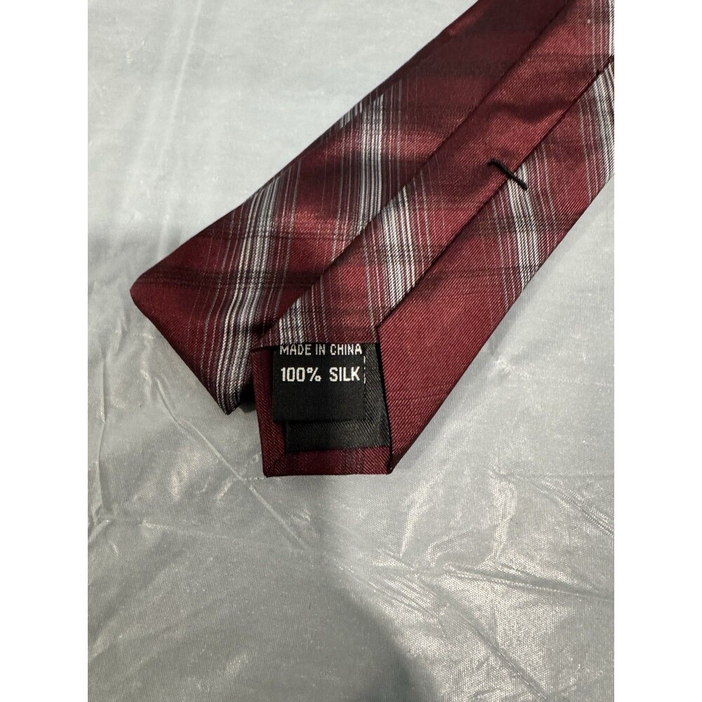 Van Heusen 100% Silk Red Plaid Mens Neck Tie Classic Business Dress - Picture 3 of 3